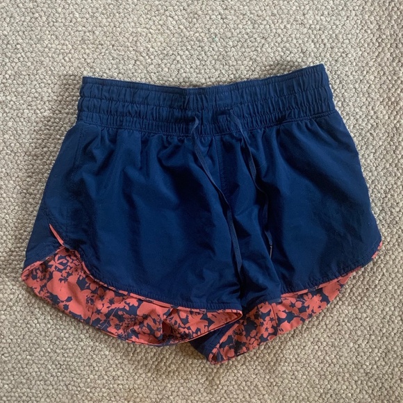Lululemon Reversible Shorts Size 4 - Picture 1 of 5